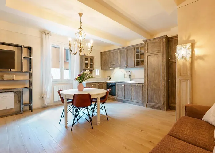 Canaletto By Lesdomus بولونيا